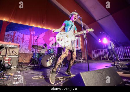 Ezra Furman und die Freunde machen am 1. Tag (Donnerstag) des 2016. Endes des Road Festivals in den Larmer Tree Gardens in Dorset einen geheimen Gig im Tipi Zelt. Bilddatum: Donnerstag, 1. September 2016. Bildnachweis sollte lauten: Richard Gray/ EMPICS Entertainment. Stockfoto