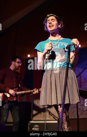 Ezra Furman und die Freunde machen am 1. Tag (Donnerstag) des 2016. Endes des Road Festivals in den Larmer Tree Gardens in Dorset einen geheimen Gig im Tipi Zelt. Bilddatum: Donnerstag, 1. September 2016. Bildnachweis sollte lauten: Richard Gray/ EMPICS Entertainment. Stockfoto