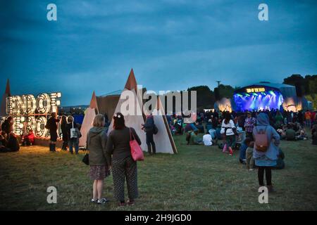 Ein Blick auf den Woods Stage Bereich in der Abenddämmerung am 4. Tag des 2016 End of the Road Festival in Larmer Tree Gardens in Dorset. Bilddatum: Sonntag, 4. September 2016. Bildnachweis sollte lauten: Richard Gray/ EMPICS Entertainment. Stockfoto