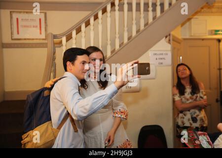 Sophie Ellis Bextor macht nach ihrem Auftritt ein Selfie mit einem Fan, um ihr neues Album Familia in der Bush Hall in London zu veröffentlichen. Datum des Fotos: 8. September 2016. Der Bildnachweis sollte lauten: Richard Gray/ Empics Entertainment. Stockfoto