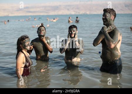 Badegäste im Toten Meer bedecken sich mit Schlamm, der angeblich positive Auswirkungen auf die Haut hat. Aus einer Serie von Fotos, die von der britischen NGO Medical Aid for Palestinans (MAP) in Auftrag gegeben wurden. Der Bildnachweis sollte lauten: Richard Gray/Empics Entertainment Stockfoto