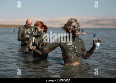 Badegäste im Toten Meer bedecken sich mit Schlamm, der angeblich positive Auswirkungen auf die Haut hat. Aus einer Serie von Fotos, die von der britischen NGO Medical Aid for Palestinans (MAP) in Auftrag gegeben wurden. Der Bildnachweis sollte lauten: Richard Gray/Empics Entertainment Stockfoto