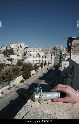 Ein gebrauchter CS-Gaskannister, der von isreali Soldaten in der Nähe des Flüchtlingslagers Aida in Bethlehem abgefeuert wurde. Aus einer Serie von Fotos, die von der britischen NGO Medical Aid for Palestinans (MAP) in Auftrag gegeben wurden. Der Bildnachweis sollte lauten: Richard Gray/Empics Entertainment Stockfoto