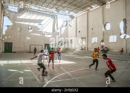 Jungen spielen Fußball in einem zerbombten Fitnessstudio in Gaza. Aus einer Serie von Fotos, die von der britischen NGO Medical Aid for Palestinans (MAP) in Auftrag gegeben wurden. Der Bildnachweis sollte lauten: Richard Gray/Empics Entertainment Stockfoto