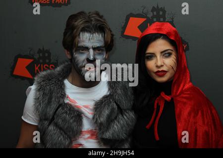 Nathan Massey und Cara de la Hoyd kommen auf dem roten Teppich zur KISS Haunted House Party 2016 in der Wembley Arena in London an. Fotodatum: Donnerstag, 27. Oktober 2016. Bildnachweis sollte lauten: Richard Gray/EMPICS Entertainment Stockfoto