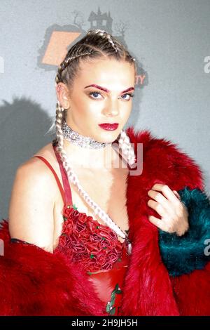 Louisa Johnson kommt auf dem roten Teppich zur KISS Haunted House Party 2016 in der Wembley Arena in London an. Fotodatum: Donnerstag, 27. Oktober 2016. Bildnachweis sollte lauten: Richard Gray/EMPICS Entertainment Stockfoto