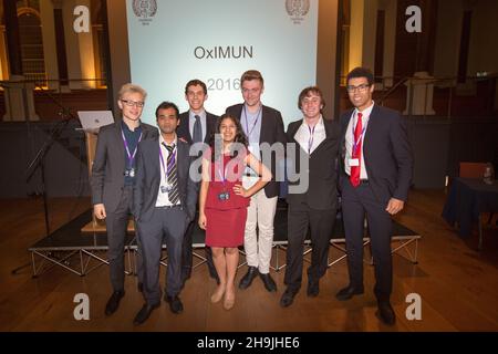 Das Organisationskomitee von OxIMUN 2016 während des Abschlusses verleiht cereomony. Aus einer Serie von Fotos, die auf der Oxford International Model United Nations Conference (OxIMUN 2016) aufgenommen wurden. Fototermin: Samstag, 12. November 2016. Bildnachweis sollte lauten: Richard Gray/EMPICS Entertainment Stockfoto