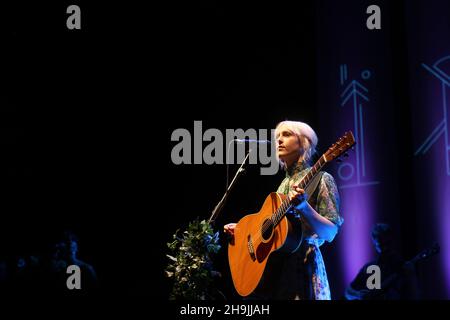 Laura Marling tritt nach der Veröffentlichung ihres neuen Albums Semper Femina live auf der Bühne im Roundhouse in London auf. Fototermin: Freitag, 17. März 2017. Bildnachweis sollte lauten: Richard Gray/EMPICS Entertainment Stockfoto