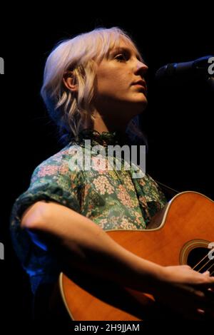 Laura Marling tritt nach der Veröffentlichung ihres neuen Albums Semper Femina live auf der Bühne im Roundhouse in London auf. Fototermin: Freitag, 17. März 2017. Bildnachweis sollte lauten: Richard Gray/EMPICS Entertainment Stockfoto