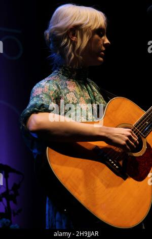 Laura Marling tritt nach der Veröffentlichung ihres neuen Albums Semper Femina live auf der Bühne im Roundhouse in London auf. Fototermin: Freitag, 17. März 2017. Bildnachweis sollte lauten: Richard Gray/EMPICS Entertainment Stockfoto