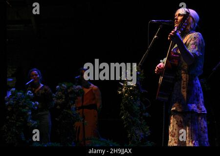 Laura Marling tritt nach der Veröffentlichung ihres neuen Albums Semper Femina live auf der Bühne im Roundhouse in London auf. Fototermin: Freitag, 17. März 2017. Bildnachweis sollte lauten: Richard Gray/EMPICS Entertainment Stockfoto