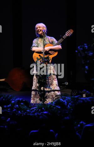 Laura Marling tritt nach der Veröffentlichung ihres neuen Albums Semper Femina live auf der Bühne im Roundhouse in London auf. Fototermin: Freitag, 17. März 2017. Bildnachweis sollte lauten: Richard Gray/EMPICS Entertainment Stockfoto