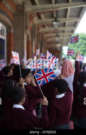 Kinder der islamischen Grundschule Iqra warten darauf, ihre Majestät die Königin in Begleitung des Herzogs von Edinburgh willkommen zu heißen. Ankunft am Bahnhof Slough anlässlich des 175th. Jahrestages der ersten Zugfahrt eines britischen Monarchen mit dem Great Western Railway-Zug zum Bahnhof Paddington in London. Fototermin: Dienstag, 13. Juni 2017. Bildnachweis sollte lauten: Richard Gray/EMPICS Entertainment Stockfoto