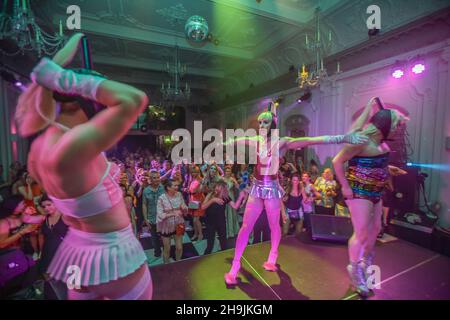 Drag Artists Haus of Eden treten im Rahmen der Lost in Disco Night in der Bush Hall in London live auf der Bühne auf. Fototermin: Samstag, 17. Juni 2017. Bildnachweis sollte lauten: Richard Gray/EMPICS Entertainment. Stockfoto