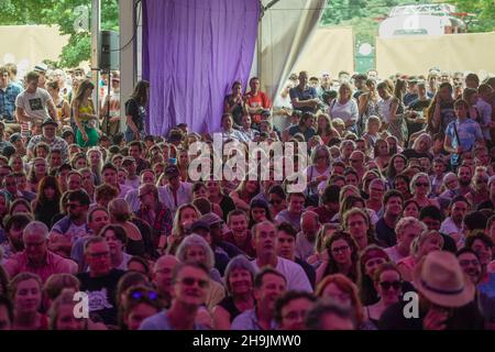 Menschenmengen im Comedy-Zelt am 4. Tag (Sonntag) des Latitude-Festivals 2017 im Henham Park, Southwold in Suffolk. Fotodatum: Sonntag, 16. Juli 2017. Bildnachweis sollte lauten: Richard Gray/EMPICS Entertainment. Stockfoto