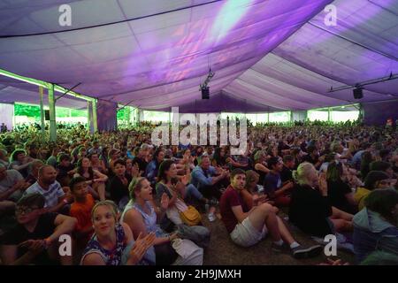 Menschenmengen im Comedy-Zelt am 4. Tag (Sonntag) des Latitude-Festivals 2017 im Henham Park, Southwold in Suffolk. Fotodatum: Sonntag, 16. Juli 2017. Bildnachweis sollte lauten: Richard Gray/EMPICS Entertainment. Stockfoto