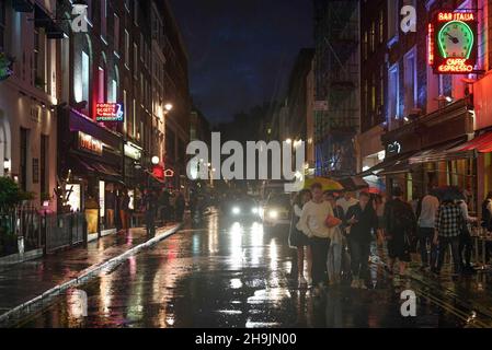 Blick auf die Frith Street mit Ronnie Scott's Jazz Club und Bar Italia. Aus einer Serie von Fotos, die bei einer regnerischen Nacht in Soho, London, aufgenommen wurden. Fotodatum: Donnerstag, 27. Juli 2017. Bildnachweis sollte lauten: Richard Gray/EMPICS Entertainment Stockfoto