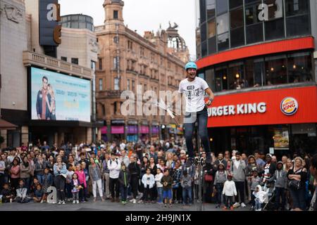 Ein jongliernder Einradfahrer, der vor Menschenmassen auf dem Leicester Square in London auftrat. Aus einer Reihe von Bildern von Straßenkünstlern in London, Großbritannien. Fotodatum: Donnerstag, 3. August 2017. Bildnachweis sollte lauten: Richard Gray/EMPICS Entertainment Stockfoto