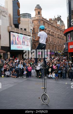 Ein jongliernder Einradfahrer, der vor Menschenmassen auf dem Leicester Square in London auftrat. Aus einer Reihe von Bildern von Straßenkünstlern in London, Großbritannien. Fotodatum: Donnerstag, 3. August 2017. Bildnachweis sollte lauten: Richard Gray/EMPICS Entertainment Stockfoto