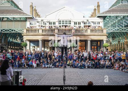 Ein Eskapologe, der für Menschenmengen in Covent Garden in London auftrat. Aus einer Reihe von Bildern von Straßenkünstlern in London, Großbritannien. Fotodatum: Donnerstag, 3. August 2017. Bildnachweis sollte lauten: Richard Gray/EMPICS Entertainment Stockfoto