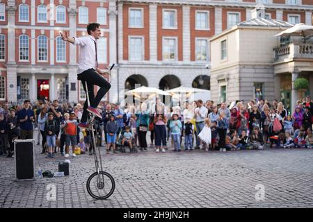 Ein Eskapologe, der für Menschenmengen in Covent Garden in London auftrat. Aus einer Reihe von Bildern von Straßenkünstlern in London, Großbritannien. Fotodatum: Donnerstag, 3. August 2017. Bildnachweis sollte lauten: Richard Gray/EMPICS Entertainment Stockfoto