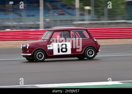 Aaron Smith, Austin Mini Cooper S, Classic Mini Challenge, ein Rennen um die klassische britische 60er-Jahre-Ikone, das auf dem kompletten Grand-Prix-Kurs in Silverstone ausgetragen wurde Stockfoto