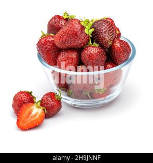 Frische Erdbeeren in Glasschale, isoliert auf weißem Hintergrund. Stockfoto
