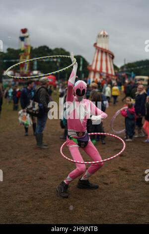 Ein Hoola-Hoop-Performer in einem Morph Suit beim Green man Festival 2017 im Glanusk Park, Brecon Beacons, Wales. Fototermin: Sonntag, 20. August 2017. Bildnachweis sollte lauten: Richard Gray/EMPICS Entertainment Stockfoto