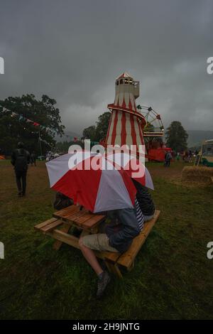 Festivalbesucher unter Sonnenschirmen beim Green man Festival 2017 im Glanusk Park, Brecon Beacons, Wales. Fototermin: Sonntag, 20. August 2017. Bildnachweis sollte lauten: Richard Gray/EMPICS Entertainment Stockfoto