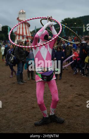 Ein Hoola-Hoop-Performer in einem Morph Suit beim Green man Festival 2017 im Glanusk Park, Brecon Beacons, Wales. Fototermin: Sonntag, 20. August 2017. Bildnachweis sollte lauten: Richard Gray/EMPICS Entertainment Stockfoto