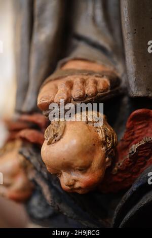 Eine Ansicht einer Skulptur eines Mannes mit dem Fuß auf dem Kopf eines Kindes in Florenz in Italien. Aus einer Serie von Reisefotos in Italien. Fototermin: Montag, 18. September 2017. Bildnachweis sollte lauten: Richard Gray/EMPICS Entertainment Stockfoto