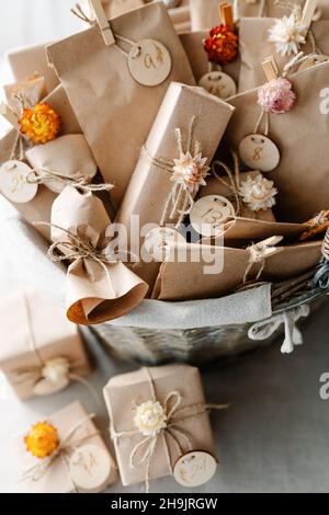 Weihnachts-Adventskalender für Kinder mit getrockneten Blumen geschmückt Stockfoto