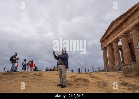 Ein Tourist, der ein Selfie an der griechischen archäologischen Stätte von Agrigento im sogenannten Tal der Tempel gemacht hat. Aus einer Serie von Reisefotos in Sizilien, Italien. Fototermin: Montag, 2. Oktober 2017. Bildnachweis sollte lauten: Richard Gray/EMPICS Entertainment Stockfoto