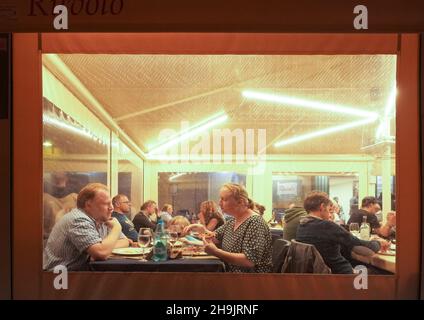 Touristen genießen Pizza in Palermo. Aus einer Serie von Reisefotos in Sizilien, Italien. Fototermin: Samstag, 7. Oktober 2017. Bildnachweis sollte lauten: Richard Gray/EMPICS Entertainment Stockfoto