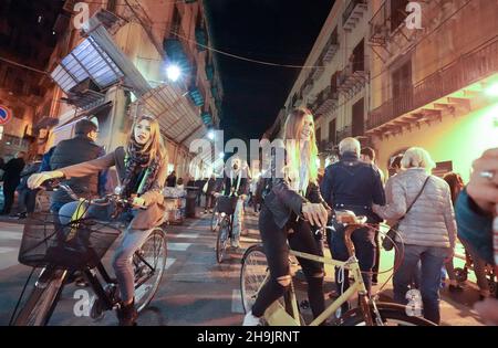 Eine Nacht Blick auf Radfahrer Reiten in der Via Maqueda in Palermo. Aus einer Serie von Reisefotos in Sizilien, Italien. Fototermin: Samstag, 7. Oktober 2017. Bildnachweis sollte lauten: Richard Gray/EMPICS Entertainment Stockfoto