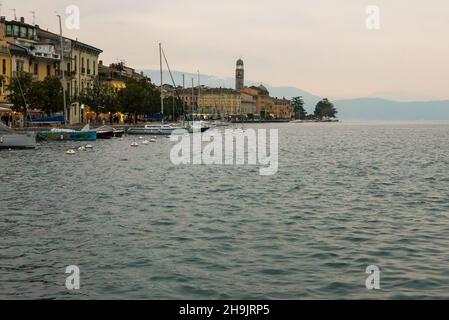 Salò, Italien (4th. Dezember 2021) - die Küste der Stadt Salò am Gardasee an einem kalten Abend Stockfoto