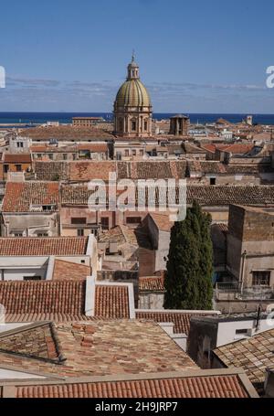Ein Blick über die Dächer der Altstadt von Palermo. Aus einer Serie von Reisefotos in Sizilien, Italien. Fototermin: Sonntag, 8. Oktober 2017. Bildnachweis sollte lauten: Richard Gray/EMPICS Entertainment Stockfoto