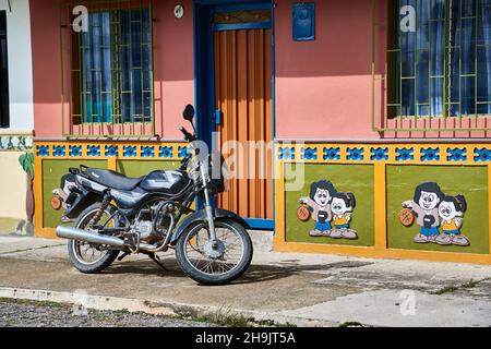 Guatape Kolumbien Häuser und Straßen Stockfoto