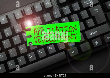 Signieren, das die Anwendungsentwicklung anzeigt. Konzeptionelle Fotoerstellung von Computer-Apps für die Verwendung auf mobilen Geräten Erstellen von Computer Programming Services Stockfoto