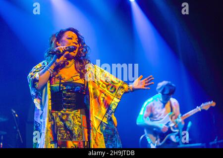 Rowetta Idah von den Happy Mondays tritt live auf der Bühne im Roundhouse in London auf. Fotodatum: Donnerstag, 16. November 2017. Bildnachweis sollte lauten: Richard Gray/EMPICS Entertainment Stockfoto