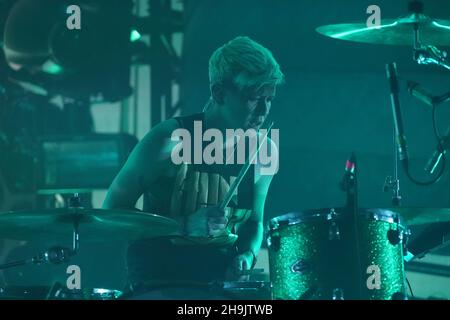 CAT Myers (of Honeyblood) tritt mit Mogwai live auf der Bühne der Brixton O2 Academy in London auf. Fototermin: Freitag, 15. Dezember 2017. Bildnachweis sollte lauten: Richard Gray/EMPICS Entertainment Stockfoto