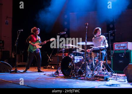 Rachel Aggs (links) und Eilidh Rodgers von Sacred Paws spielen live auf der Bühne (mit Unterstützung von Mogwai) an der Brixton O2 Academy in London. Fototermin: Freitag, 15. Dezember 2017. Bildnachweis sollte lauten: Richard Gray/EMPICS Entertainment Stockfoto