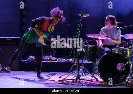 Rachel Aggs (links) und Eilidh Rodgers von Sacred Paws spielen live auf der Bühne (mit Unterstützung von Mogwai) an der Brixton O2 Academy in London. Fototermin: Freitag, 15. Dezember 2017. Bildnachweis sollte lauten: Richard Gray/EMPICS Entertainment Stockfoto