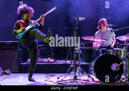 Rachel Aggs (links) und Eilidh Rodgers von Sacred Paws spielen live auf der Bühne (mit Unterstützung von Mogwai) an der Brixton O2 Academy in London. Fototermin: Freitag, 15. Dezember 2017. Bildnachweis sollte lauten: Richard Gray/EMPICS Entertainment Stockfoto