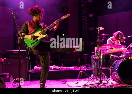 Rachel Aggs (links) und Eilidh Rodgers von Sacred Paws spielen live auf der Bühne (mit Unterstützung von Mogwai) an der Brixton O2 Academy in London. Fototermin: Freitag, 15. Dezember 2017. Bildnachweis sollte lauten: Richard Gray/EMPICS Entertainment Stockfoto