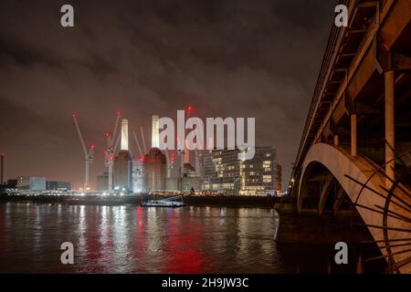 Rote Warnleuchten an Kranen rund um das Battersea Power Station, das derzeit saniert wird, in London. Fototermin: Dienstag, 2. Januar 2018. Bildnachweis sollte lauten: Richard Gray/EMPICS Entertainment Stockfoto