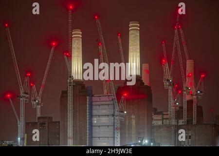 Rote Warnleuchten an Kranen rund um das Battersea Power Station, das derzeit saniert wird, in London. Fototermin: Dienstag, 2. Januar 2018. Bildnachweis sollte lauten: Richard Gray/EMPICS Entertainment Stockfoto