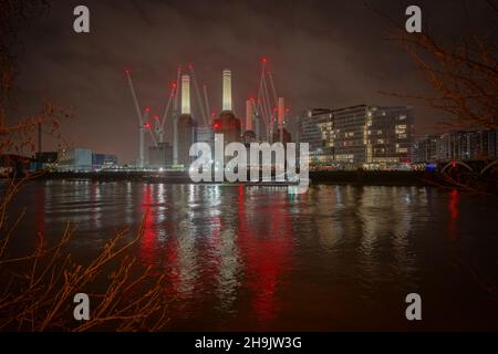 Rote Warnleuchten an Kranen rund um das Battersea Power Station, das derzeit saniert wird, in London. Fototermin: Dienstag, 2. Januar 2018. Bildnachweis sollte lauten: Richard Gray/EMPICS Entertainment Stockfoto