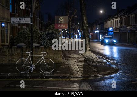 Ein weißes Fahrrad zum Gedenken an den Tod des Radfahrers Frank Cubis in Ealing. Aus einer Serie von Bildern von den Straßen von Ealing während eines kalten Schnapps in London. Fototermin: Montag, 19. März 2018. Bildnachweis sollte lauten: Richard Gray/EMPICS Entertainment Stockfoto