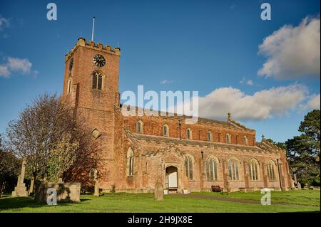 St. Cuthbert's Parish Church, Lytham, im Herbst Sonnenschein gebaut 1835 Stockfoto